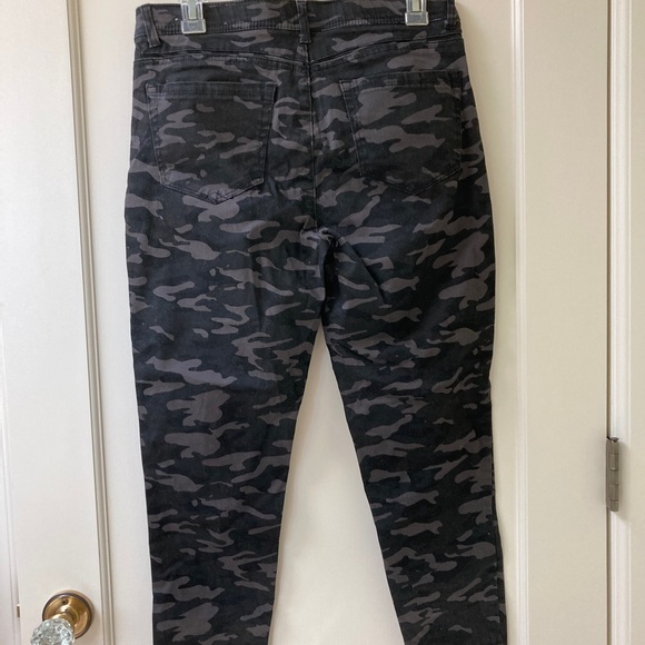 Wit and Wisdom Camo jeans 10 petite - Picture 2 of 8